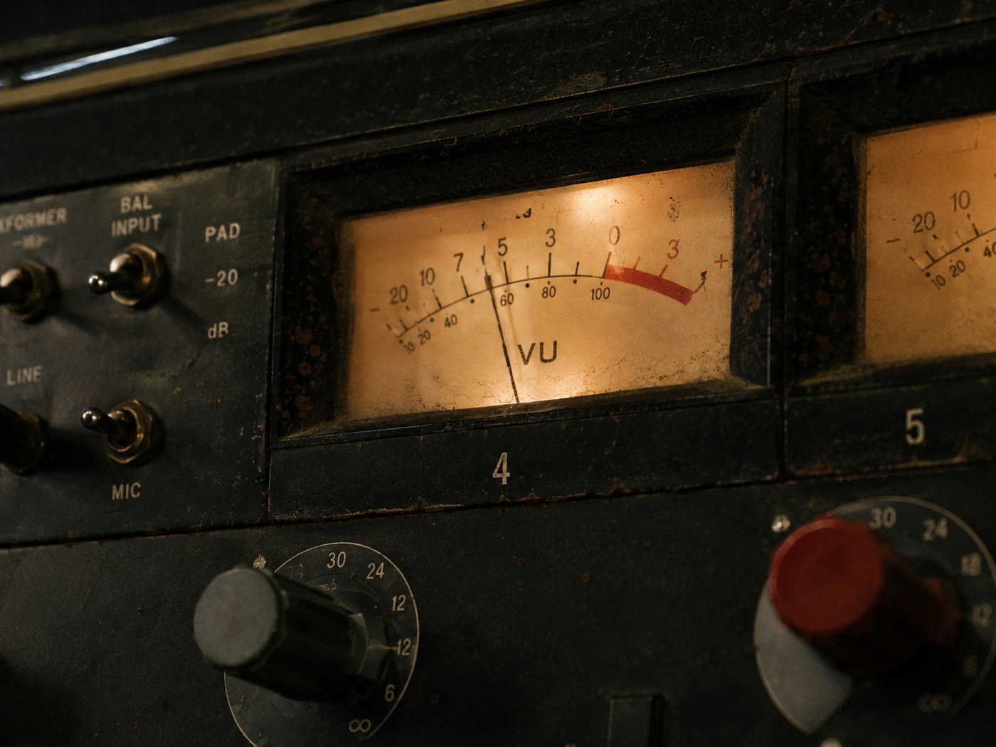 VU meter de mesa analógica con aguja en el rojo
